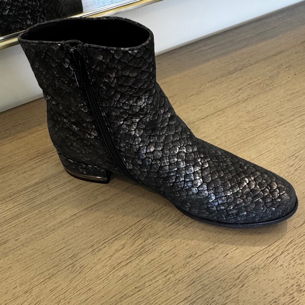 Vaneli Women 6 M Black Metallic Snakeskin Textured Ankle Boots Side Zip